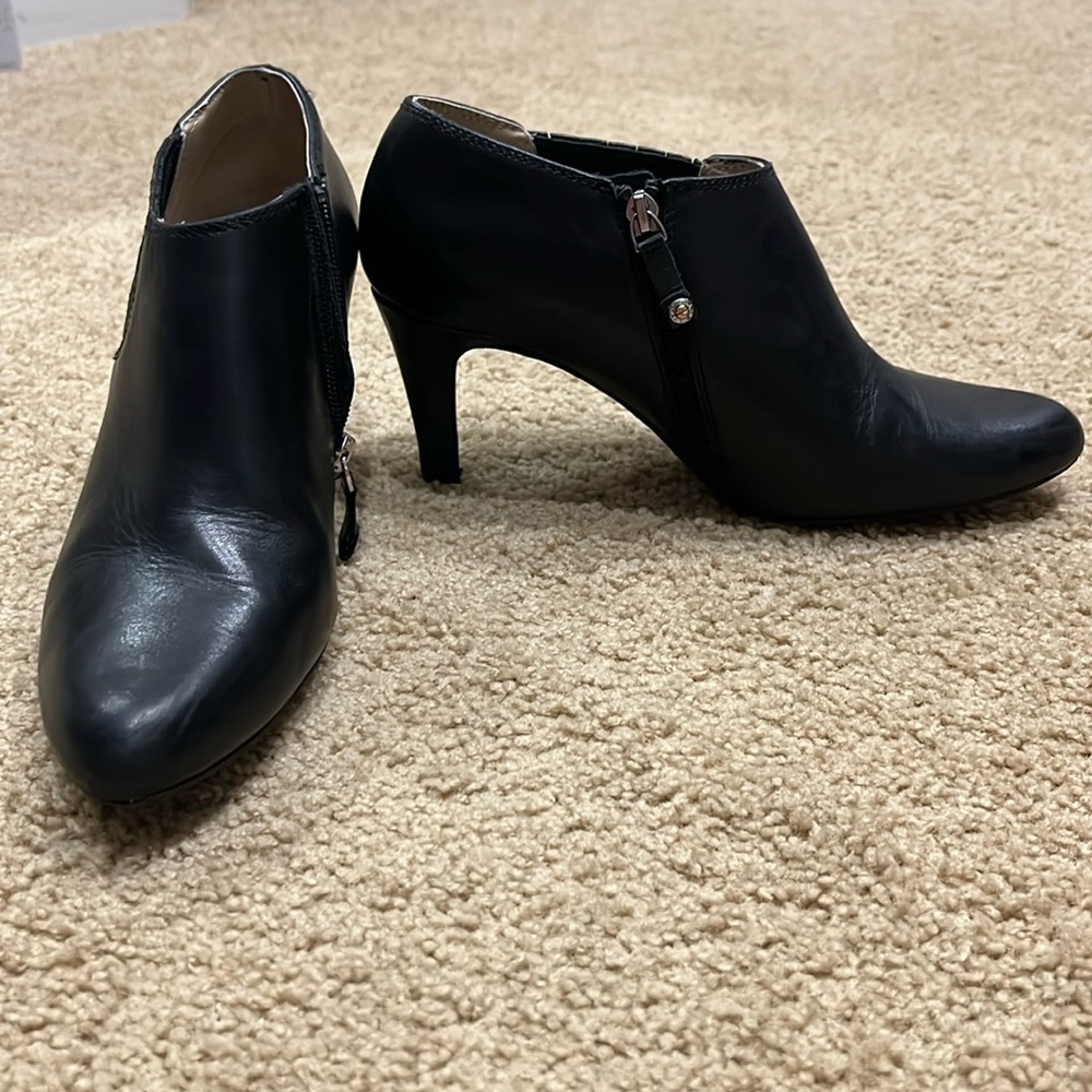 Ellen Tracy Black booties